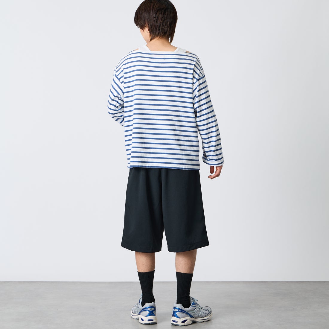FRED PERRY [フレッドペリー] 別注 ワンポイントロゴ刺繍 テニストラウザーバミューダショーツ [FPM-26S-048JF] BLACK &&モデル身長：177cm 着用サイズ：L&&