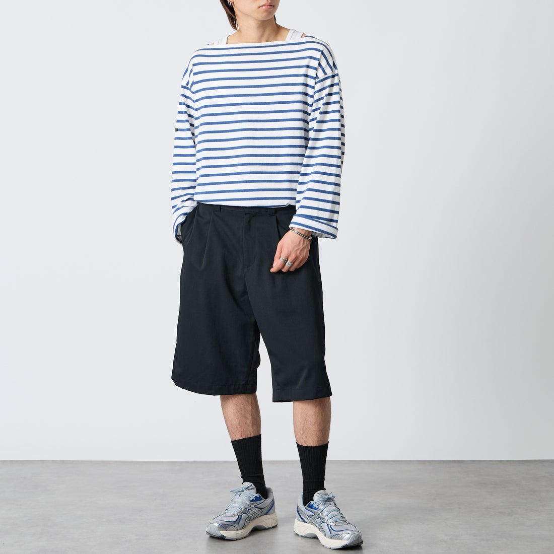 FRED PERRY [フレッドペリー] 別注 ワンポイントロゴ刺繍 テニストラウザーバミューダショーツ [FPM-26S-048JF] BLACK &&モデル身長：177cm 着用サイズ：L&&