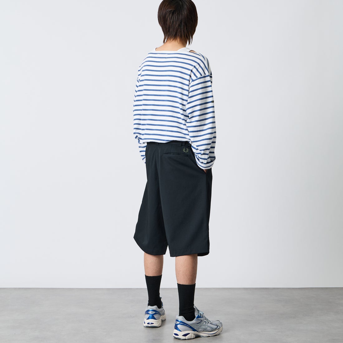 FRED PERRY [フレッドペリー] 別注 ワンポイントロゴ刺繍 テニストラウザーバミューダショーツ [FPM-26S-048JF] BLACK &&モデル身長：177cm 着用サイズ：L&&