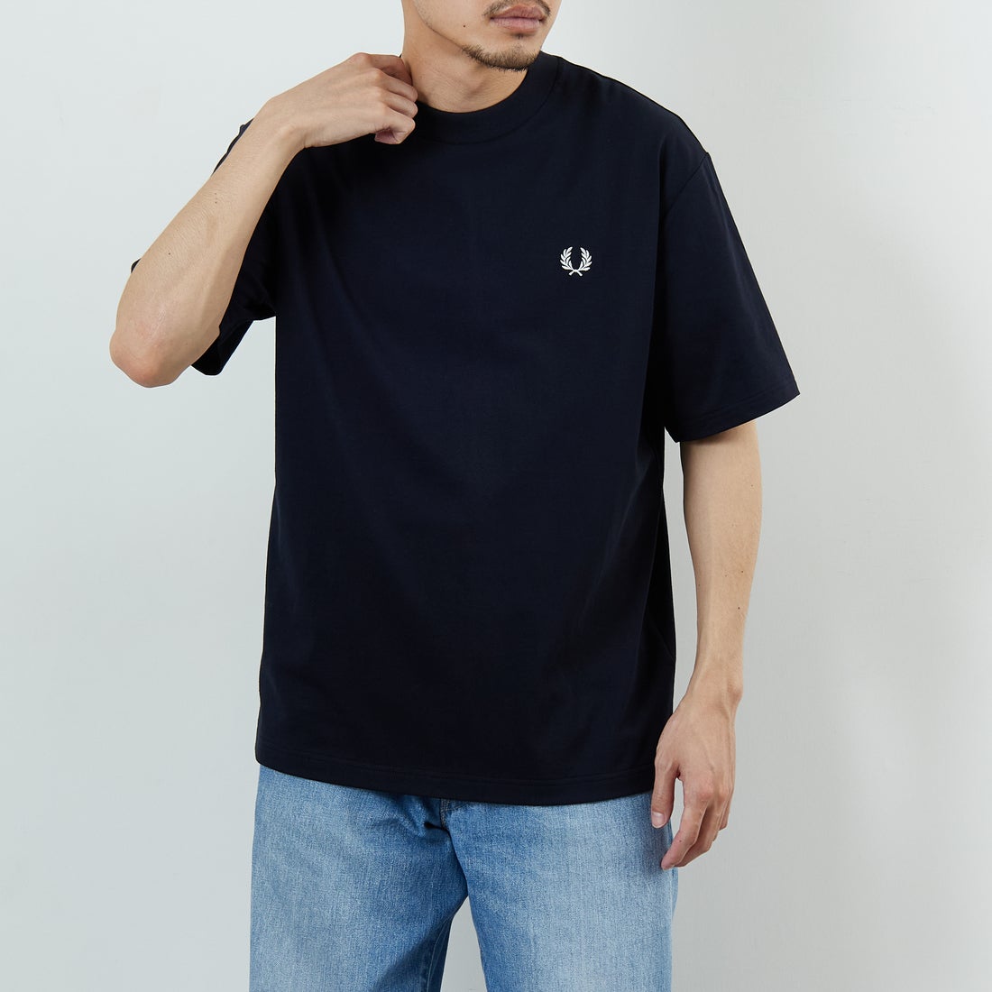 FRED PERRY [フレッドペリー] ブランドロゴバックプリントTシャツ [M2475] 608 NAVY &&モデル身長：168cm 着用サイズ：M&&