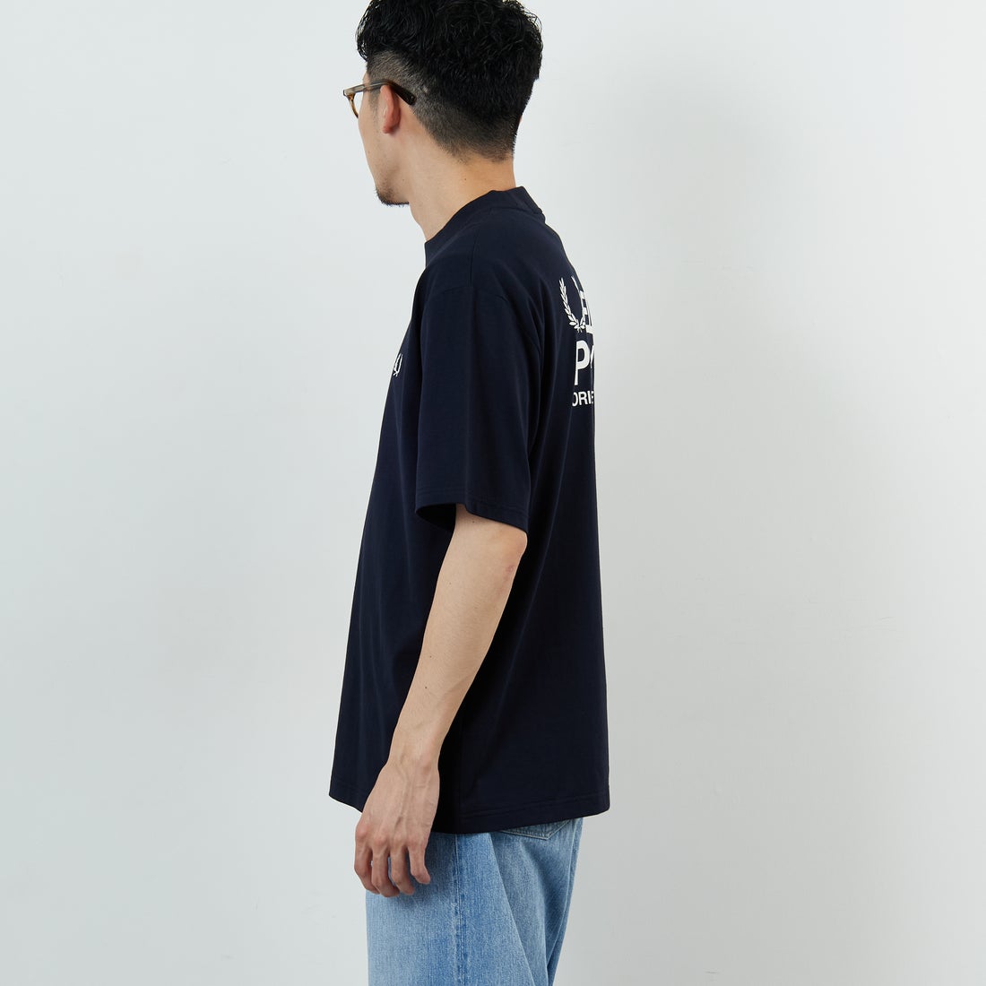 FRED PERRY [フレッドペリー] ブランドロゴバックプリントTシャツ [M2475] 608 NAVY &&モデル身長：168cm 着用サイズ：M&&
