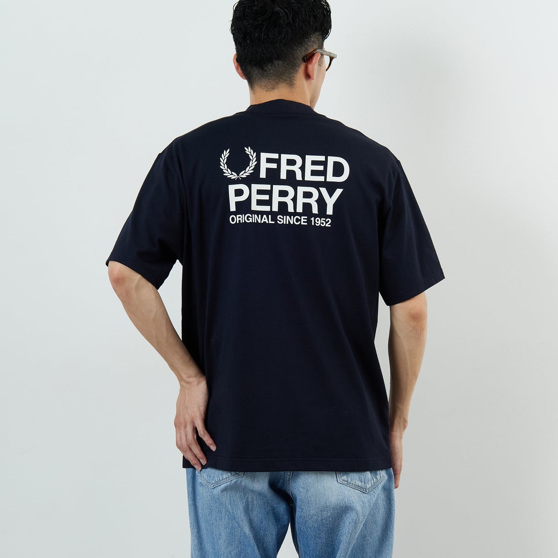 FRED PERRY [フレッドペリー] ブランドロゴバックプリントTシャツ [M2475] 608 NAVY &&モデル身長：168cm 着用サイズ：M&&