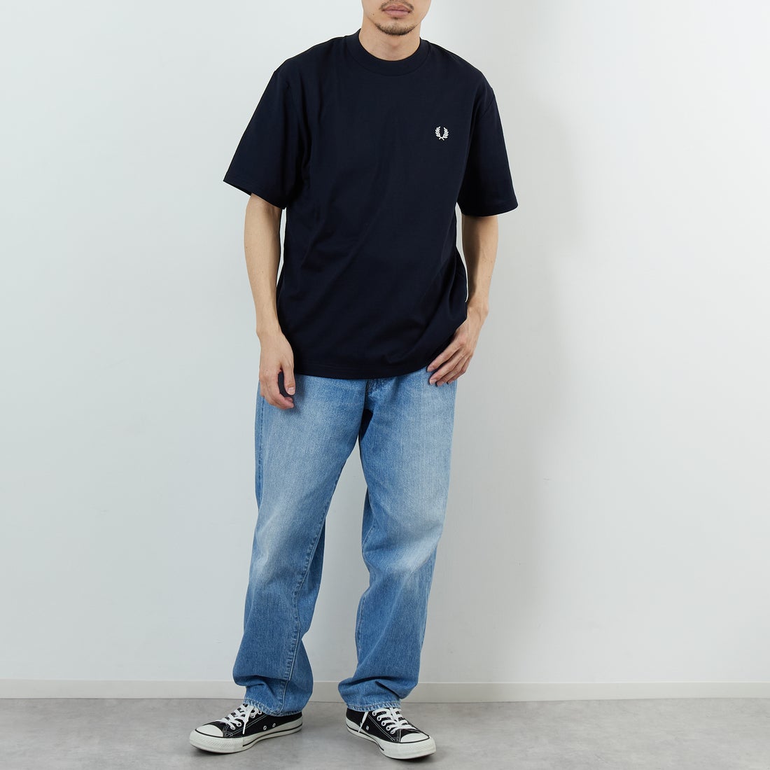 FRED PERRY [フレッドペリー] ブランドロゴバックプリントTシャツ [M2475] 608 NAVY &&モデル身長：168cm 着用サイズ：M&&