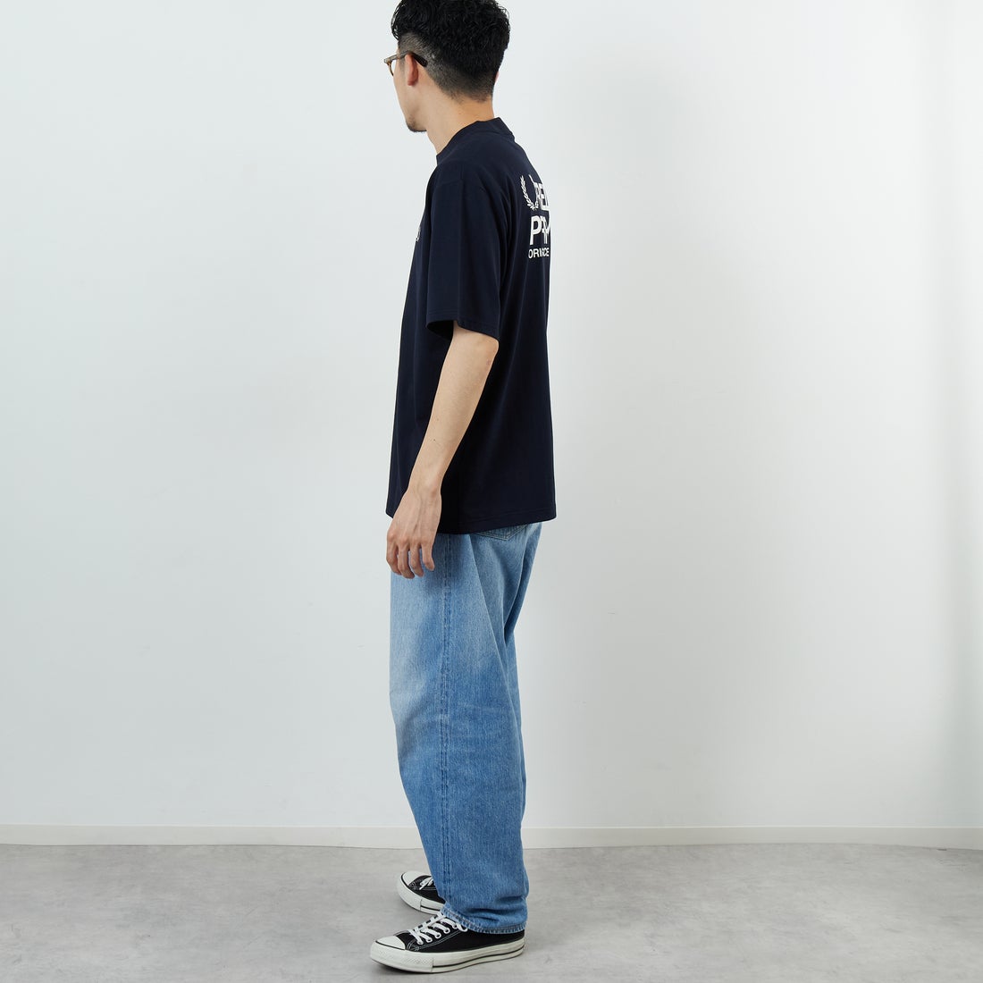 FRED PERRY [フレッドペリー] ブランドロゴバックプリントTシャツ [M2475] 608 NAVY &&モデル身長：168cm 着用サイズ：M&&