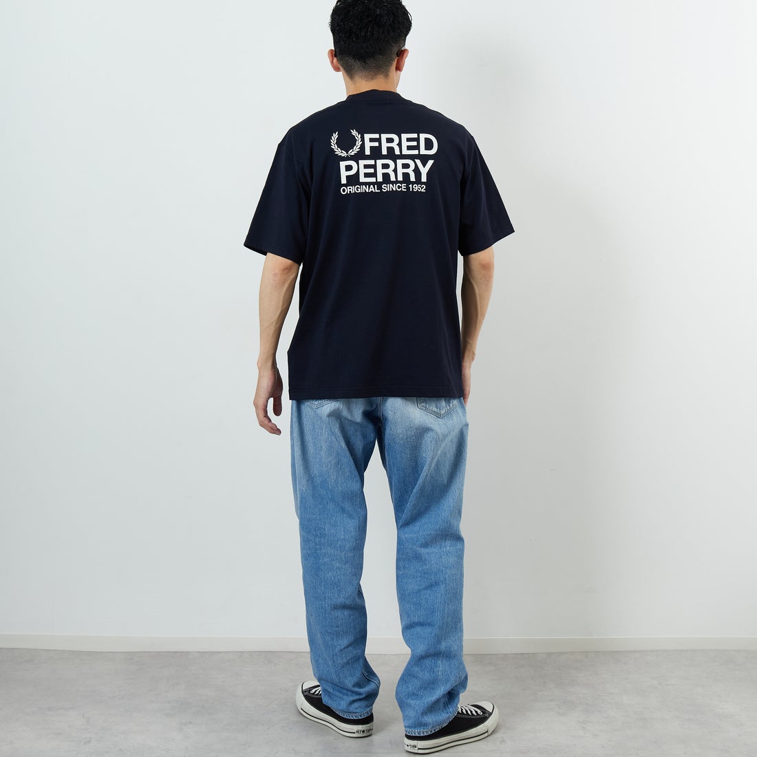 FRED PERRY [フレッドペリー] ブランドロゴバックプリントTシャツ [M2475] 608 NAVY &&モデル身長：168cm 着用サイズ：M&&