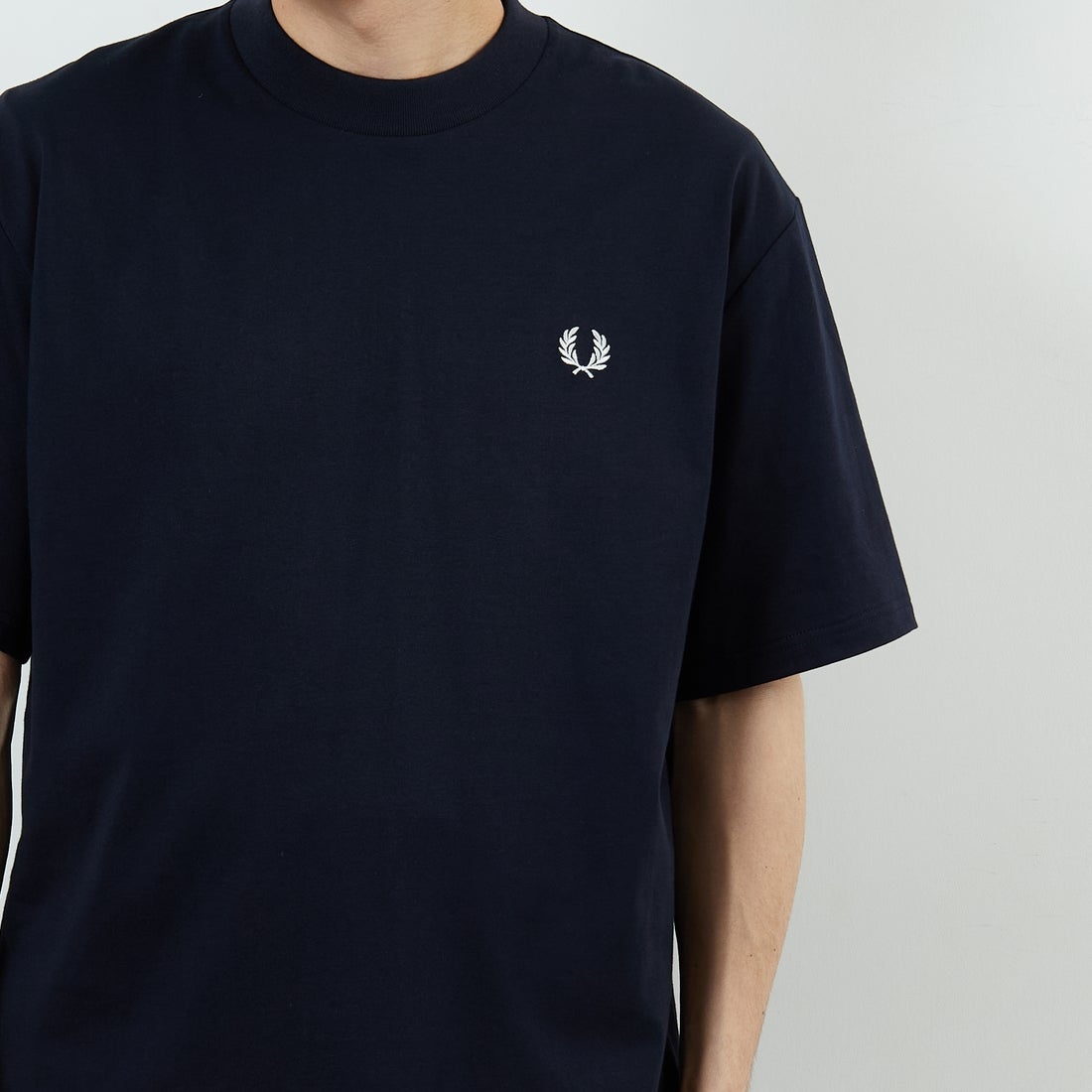 FRED PERRY [フレッドペリー] ブランドロゴバックプリントTシャツ [M2475] 608 NAVY &&モデル身長：168cm 着用サイズ：M&&