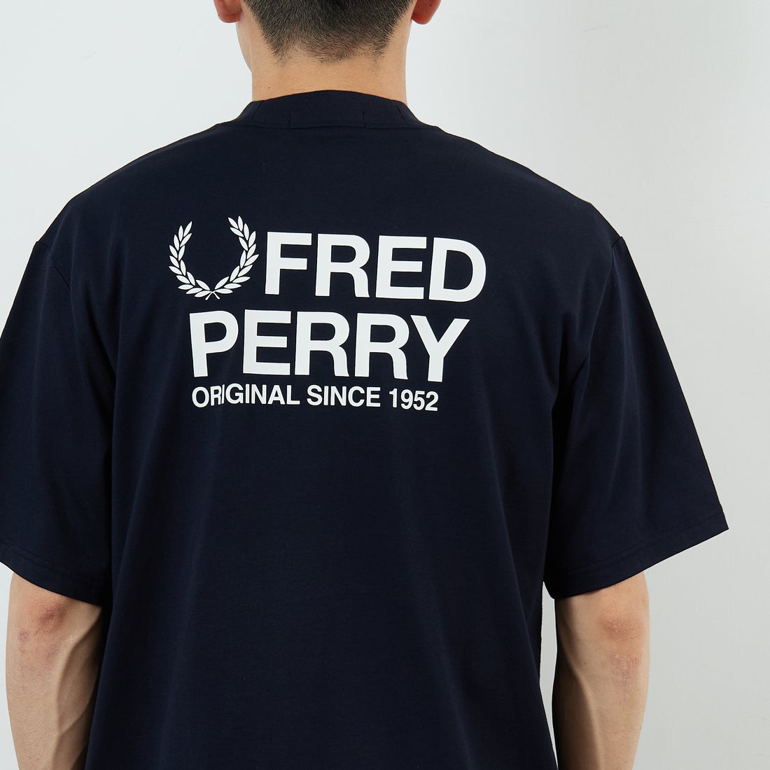 FRED PERRY [フレッドペリー] ブランドロゴバックプリントTシャツ