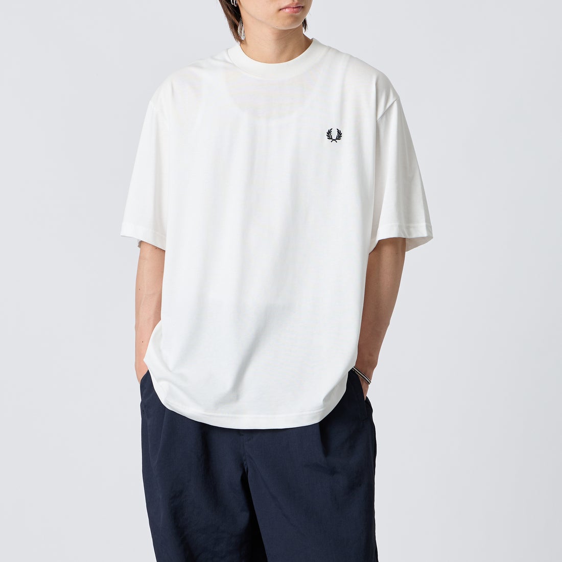 FRED PERRY [フレッドペリー] ブランドロゴバックプリントTシャツ [M2475] 129 SNOW W &&モデル身長：177cm 着用サイズ：L&&