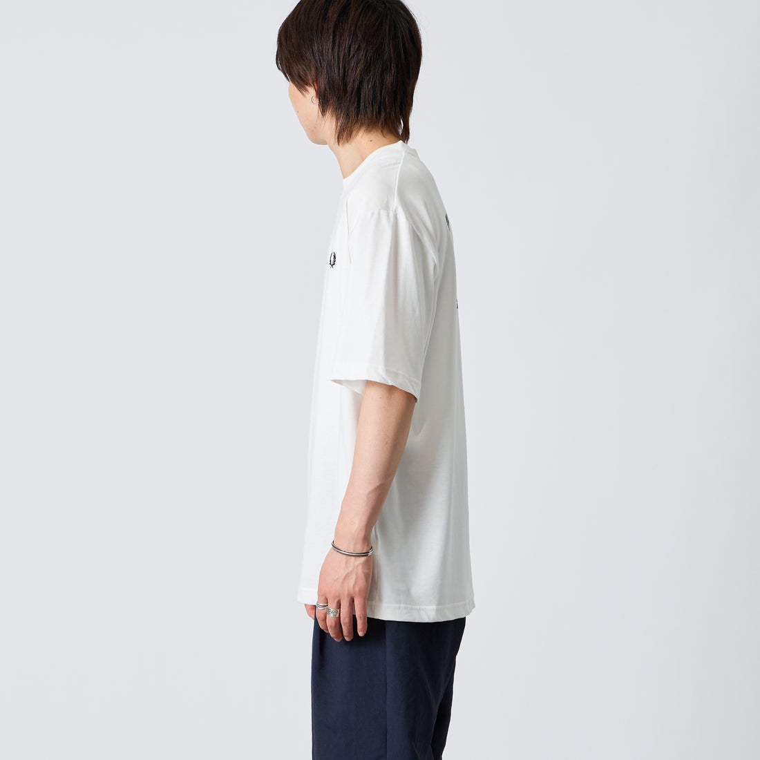 FRED PERRY [フレッドペリー] ブランドロゴバックプリントTシャツ [M2475] 129 SNOW W &&モデル身長：177cm 着用サイズ：L&&
