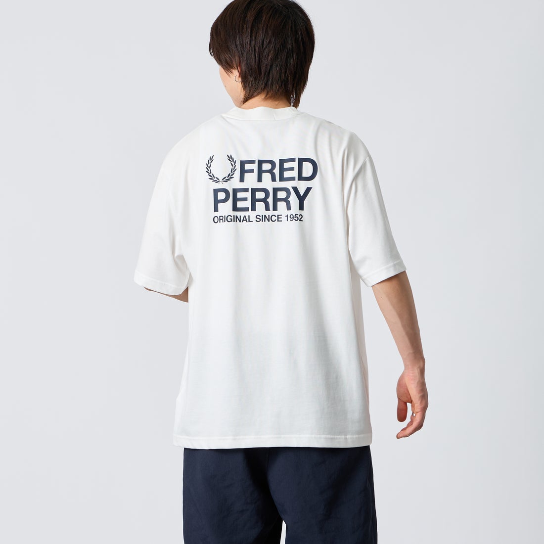 FRED PERRY [フレッドペリー] ブランドロゴバックプリントTシャツ [M2475] 129 SNOW W &&モデル身長：177cm 着用サイズ：L&&
