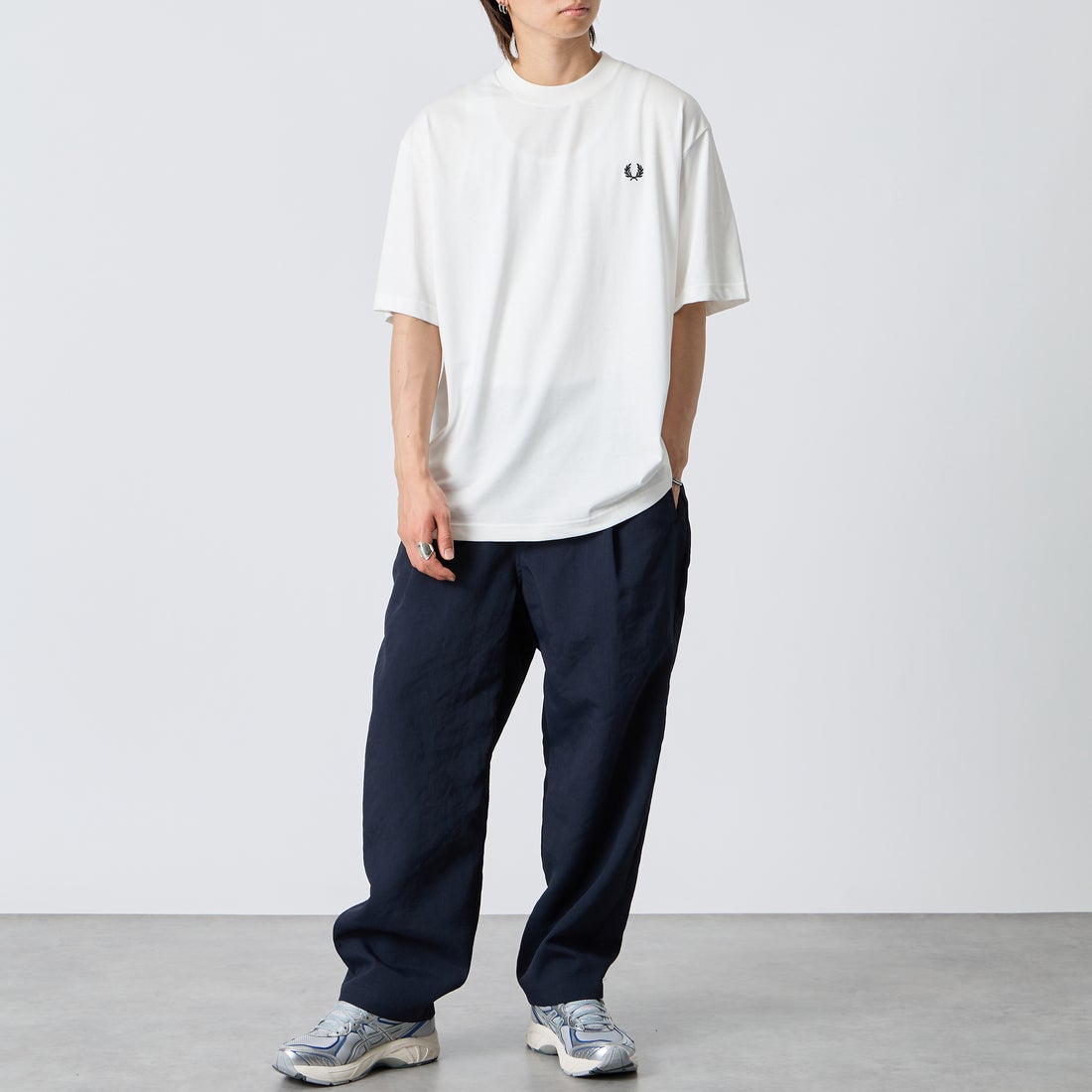 FRED PERRY [フレッドペリー] ブランドロゴバックプリントTシャツ [M2475] 129 SNOW W &&モデル身長：177cm 着用サイズ：L&&