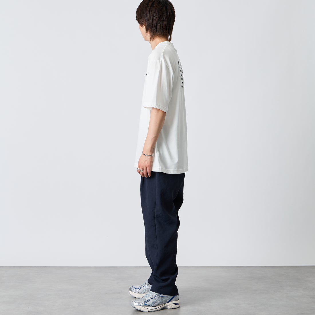FRED PERRY [フレッドペリー] ブランドロゴバックプリントTシャツ [M2475] 129 SNOW W &&モデル身長：177cm 着用サイズ：L&&