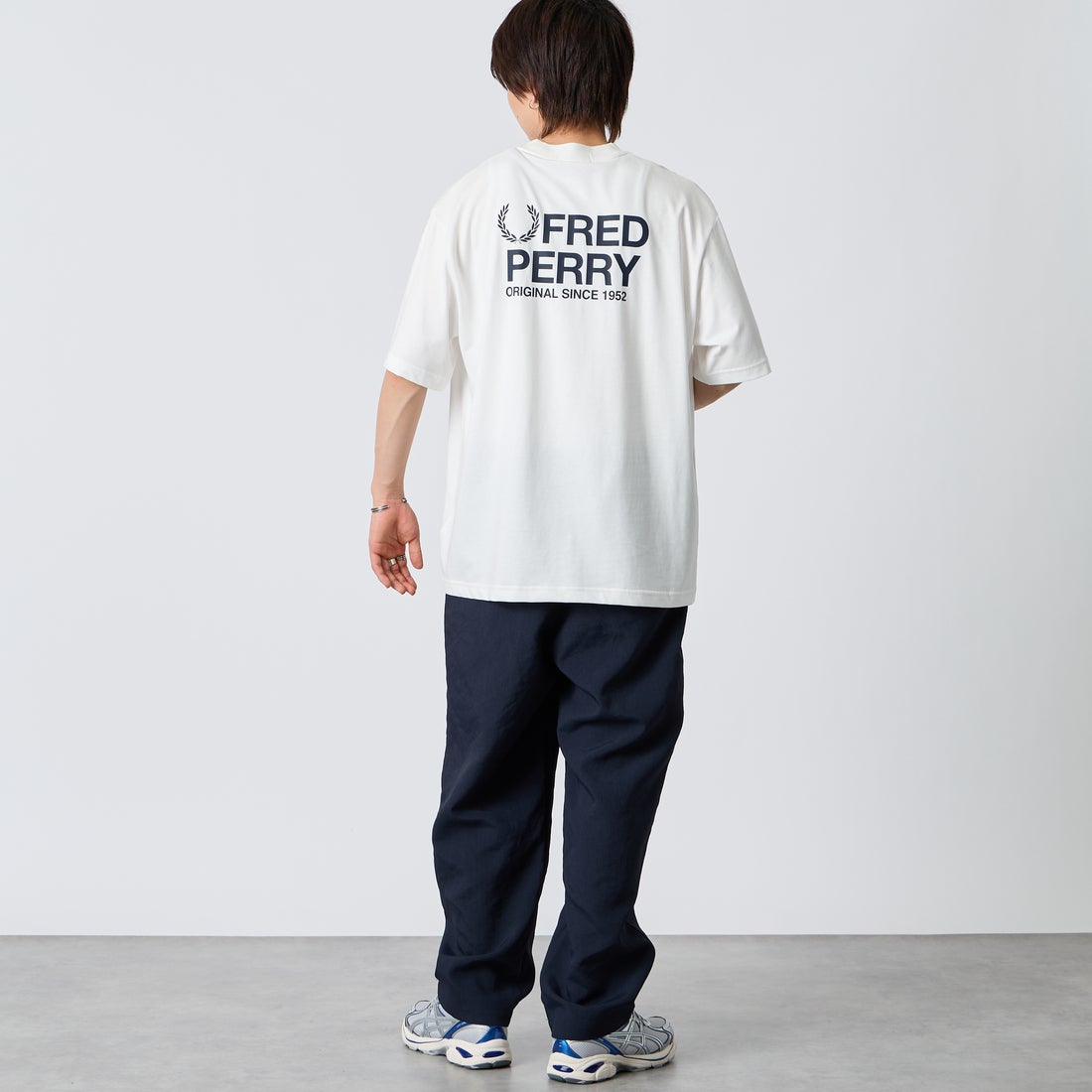 FRED PERRY [フレッドペリー] ブランドロゴバックプリントTシャツ [M2475] 129 SNOW W &&モデル身長：177cm 着用サイズ：L&&