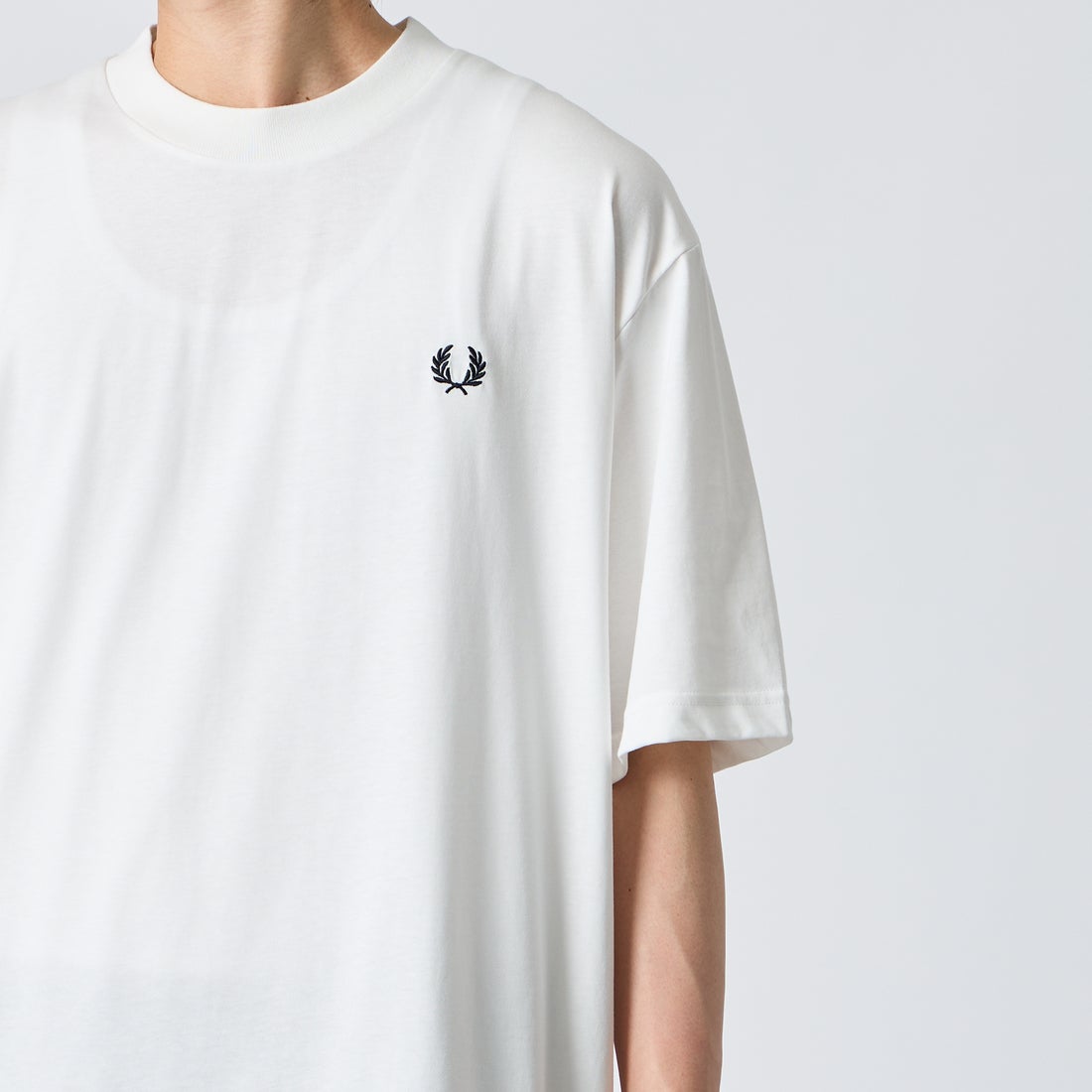 FRED PERRY [フレッドペリー] ブランドロゴバックプリントTシャツ [M2475] 129 SNOW W &&モデル身長：177cm 着用サイズ：L&&