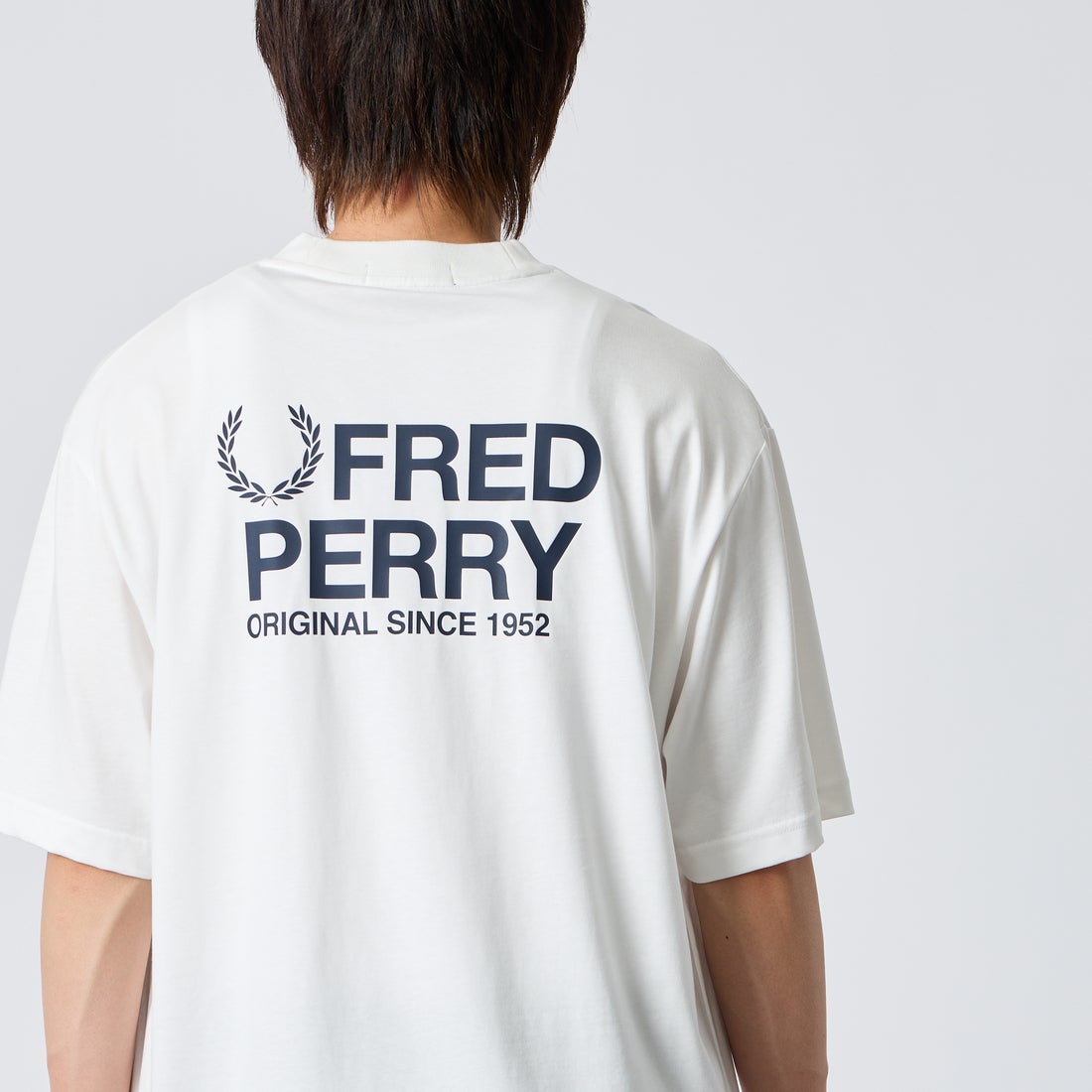 FRED PERRY [フレッドペリー] ブランドロゴバックプリントTシャツ [M2475] 129 SNOW W &&モデル身長：177cm 着用サイズ：L&&