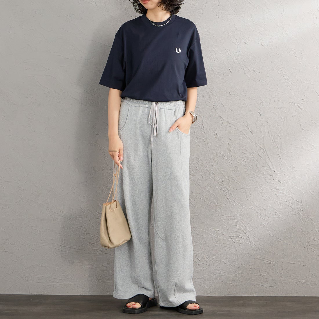 FRED PERRY [フレッドペリー] ブランドロゴバックプリントTシャツ [M2475] 608 NAVY &&モデル身長：162cm 着用サイズ：S&&