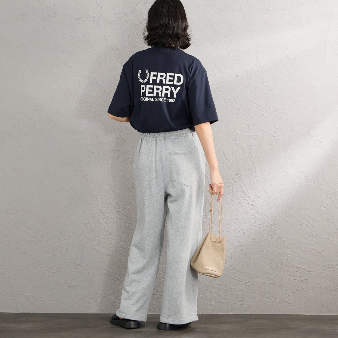 FRED PERRY [フレッドペリー] ブランドロゴバックプリントTシャツ [M2475] 608 NAVY &&モデル身長：162cm 着用サイズ：S&&