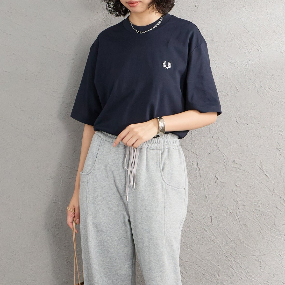 FRED PERRY [フレッドペリー] ブランドロゴバックプリントTシャツ [M2475] 608 NAVY &&モデル身長：162cm 着用サイズ：S&&