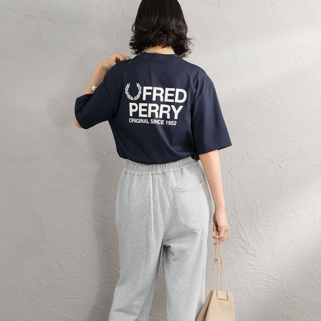 FRED PERRY [フレッドペリー] ブランドロゴバックプリントTシャツ [M2475] 608 NAVY &&モデル身長：162cm 着用サイズ：S&&