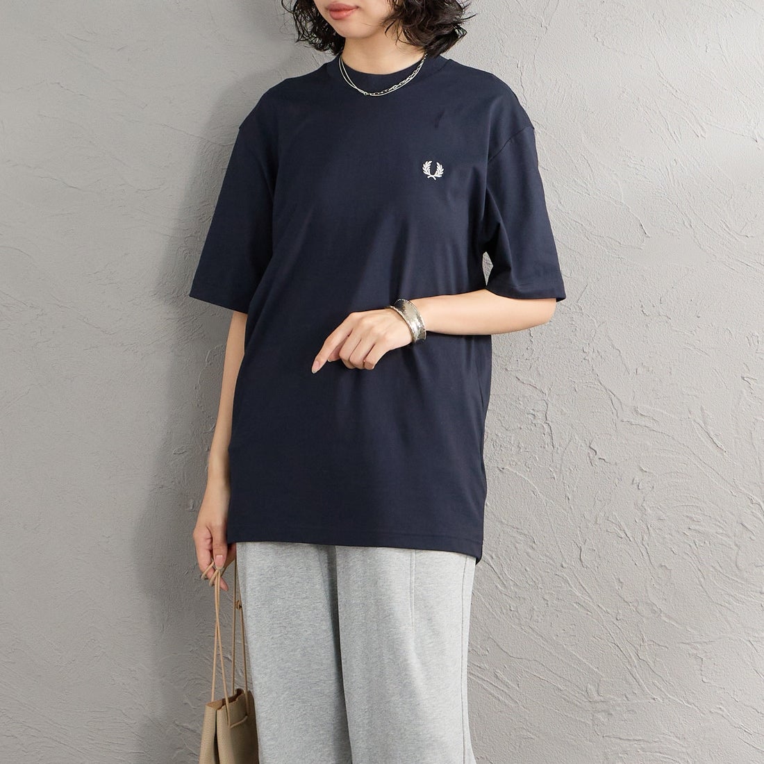 FRED PERRY [フレッドペリー] ブランドロゴバックプリントTシャツ [M2475] 608 NAVY &&モデル身長：162cm 着用サイズ：S&&