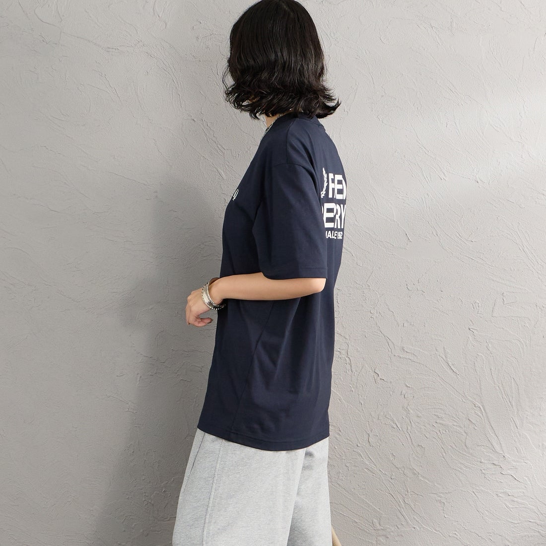 FRED PERRY [フレッドペリー] ブランドロゴバックプリントTシャツ [M2475] 608 NAVY &&モデル身長：162cm 着用サイズ：S&&