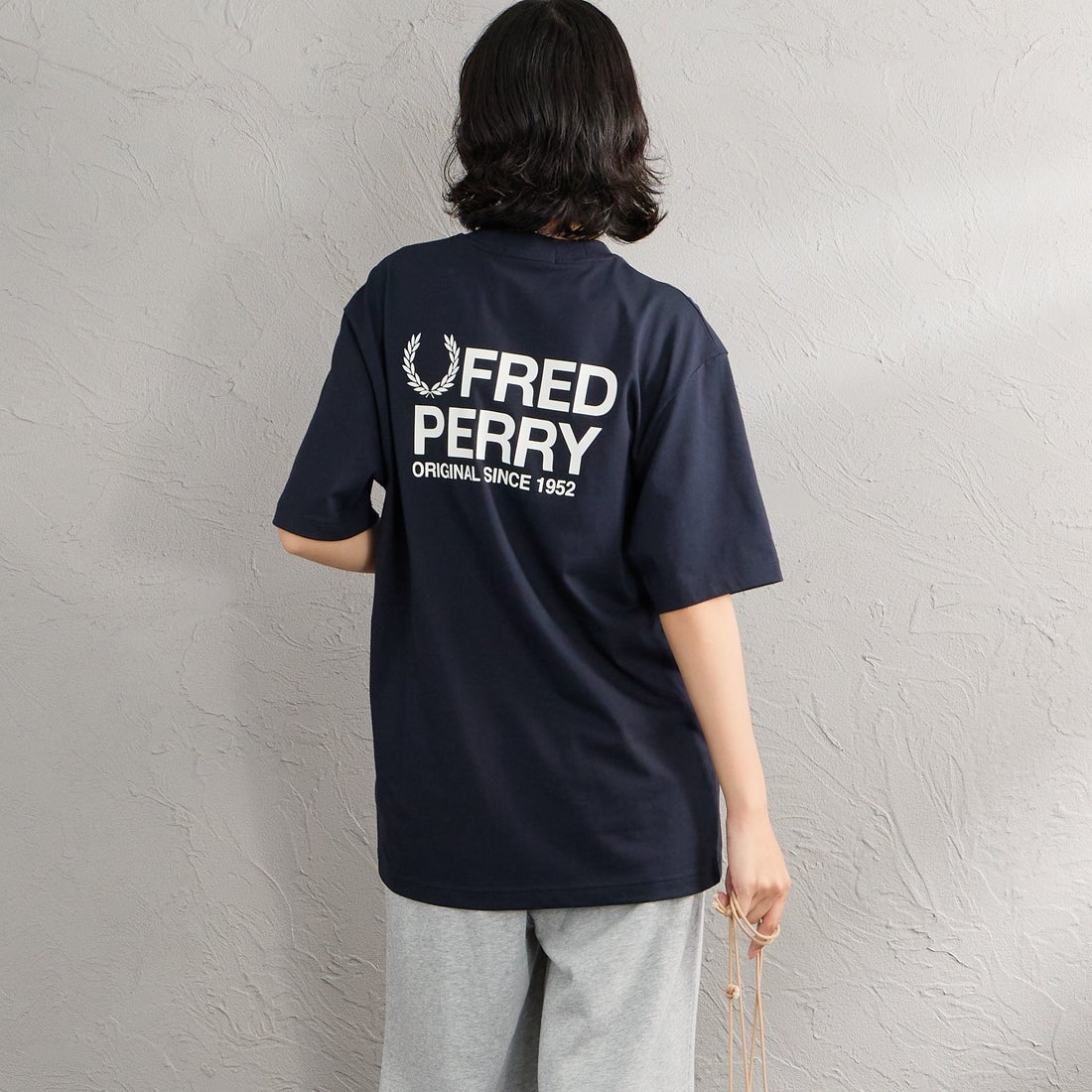 FRED PERRY [フレッドペリー] ブランドロゴバックプリントTシャツ [M2475] 608 NAVY &&モデル身長：162cm 着用サイズ：S&&
