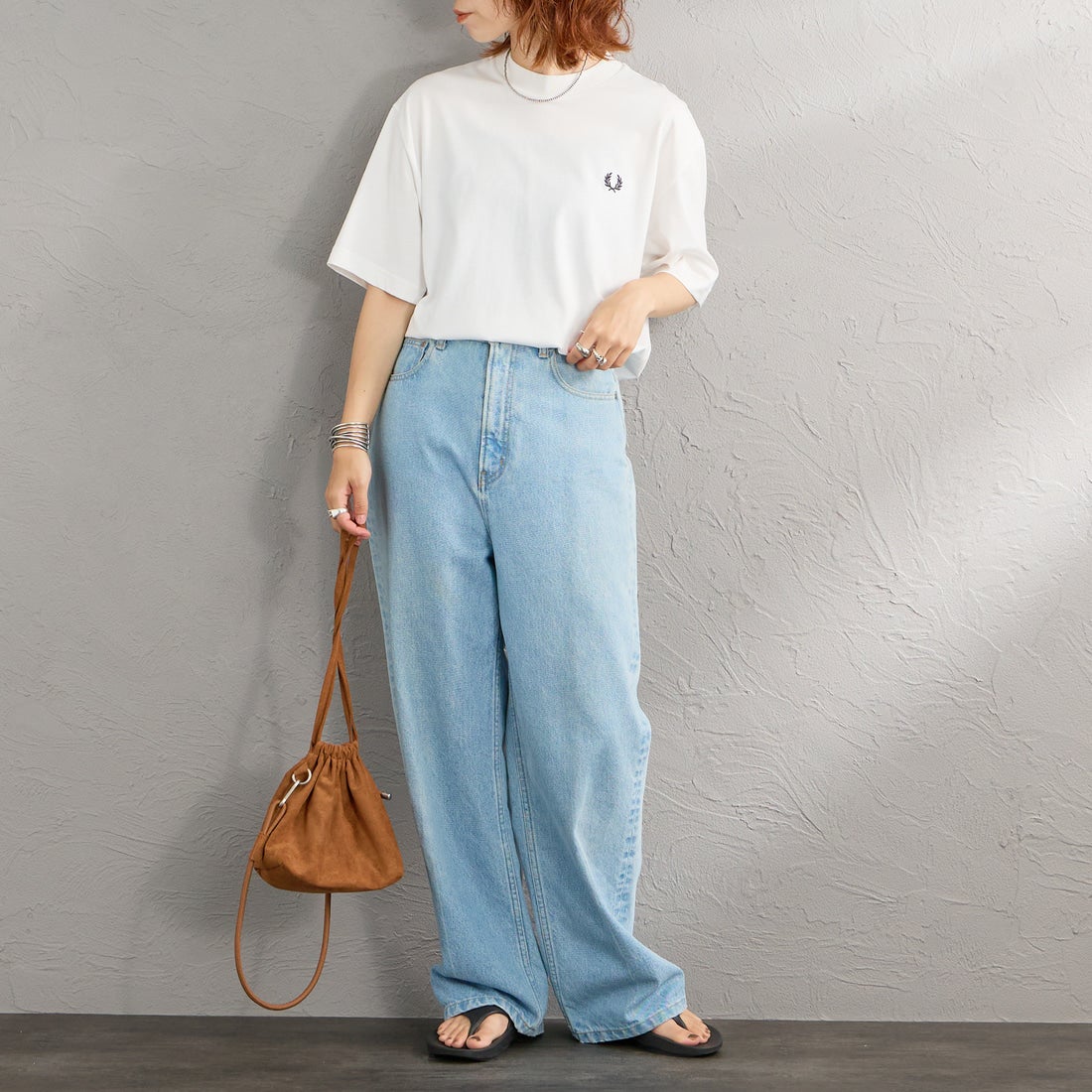 FRED PERRY [フレッドペリー] ブランドロゴバックプリントTシャツ [M2475] 129 SNOW W &&モデル身長：158cm 着用サイズ：S&&