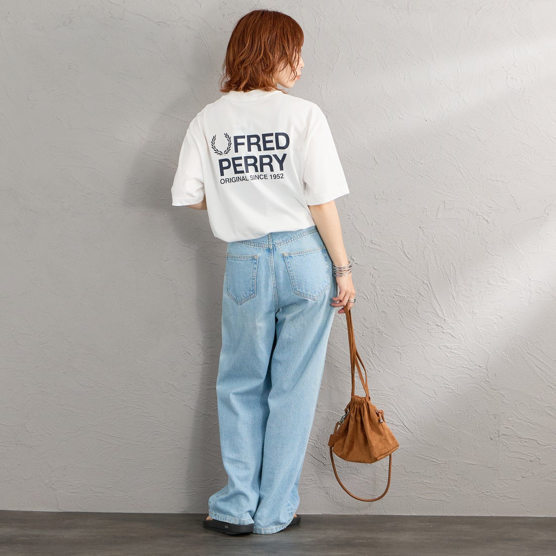FRED PERRY [フレッドペリー] ブランドロゴバックプリントTシャツ [M2475] 129 SNOW W &&モデル身長：158cm 着用サイズ：S&&