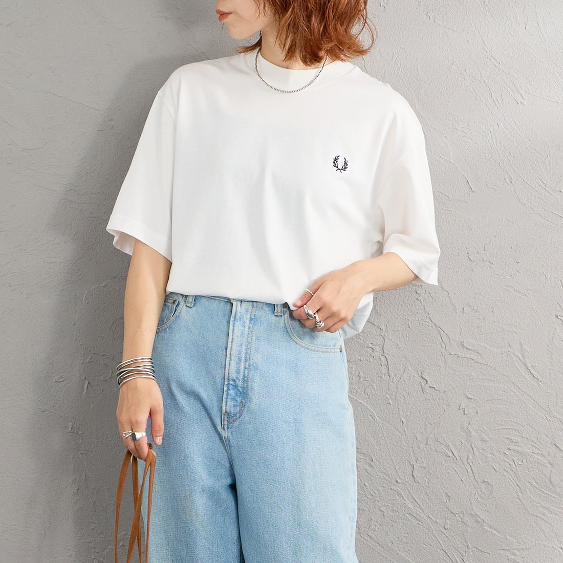 FRED PERRY [フレッドペリー] ブランドロゴバックプリントTシャツ [M2475] 129 SNOW W &&モデル身長：158cm 着用サイズ：S&&