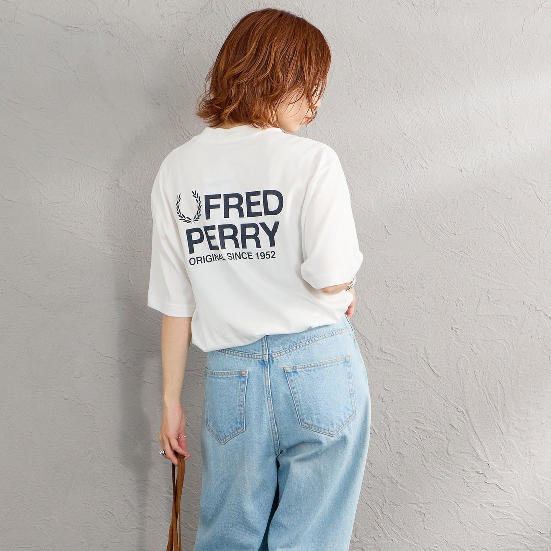 FRED PERRY [フレッドペリー] ブランドロゴバックプリントTシャツ [M2475] 129 SNOW W &&モデル身長：158cm 着用サイズ：S&&