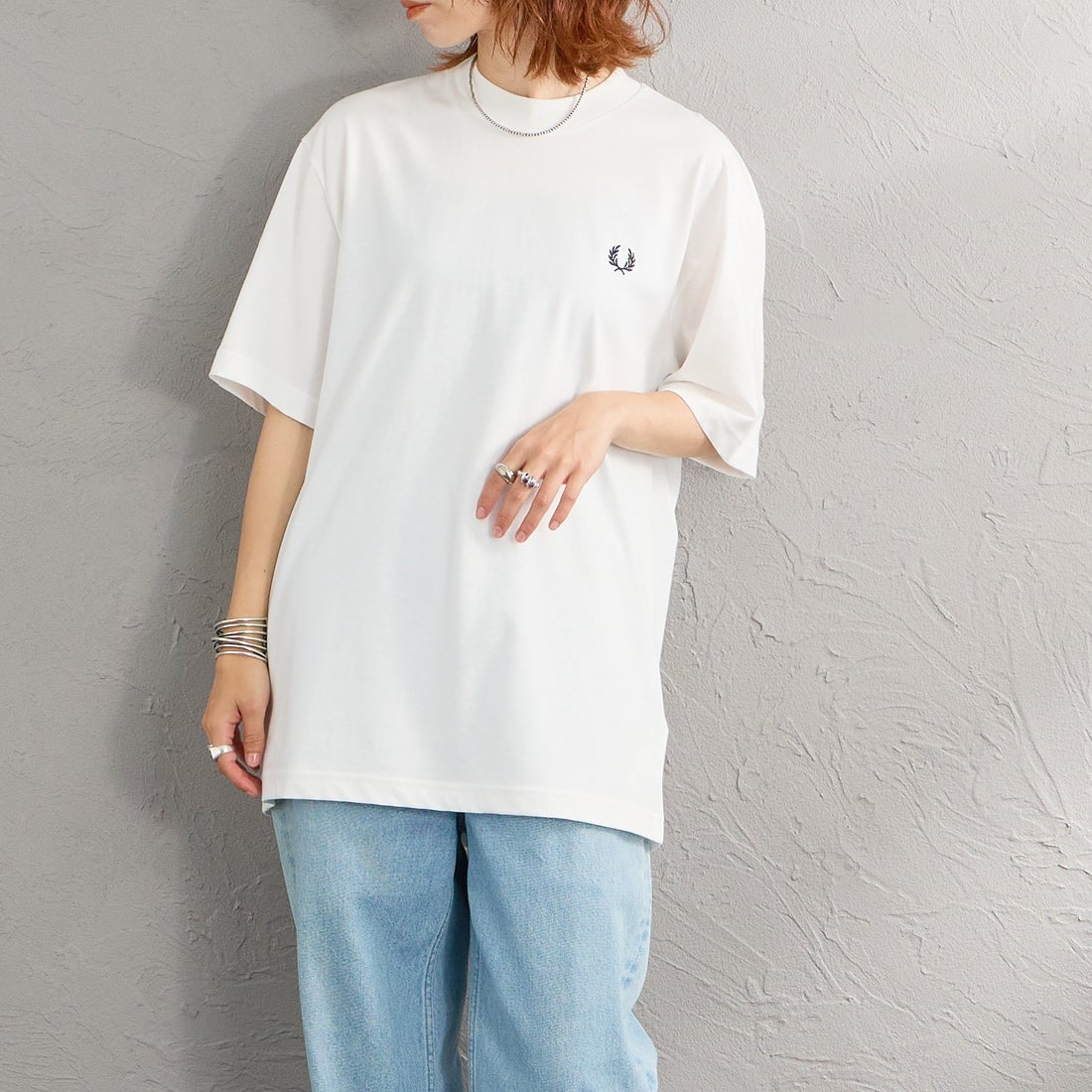 FRED PERRY [フレッドペリー] ブランドロゴバックプリントTシャツ [M2475] 129 SNOW W &&モデル身長：158cm 着用サイズ：S&&