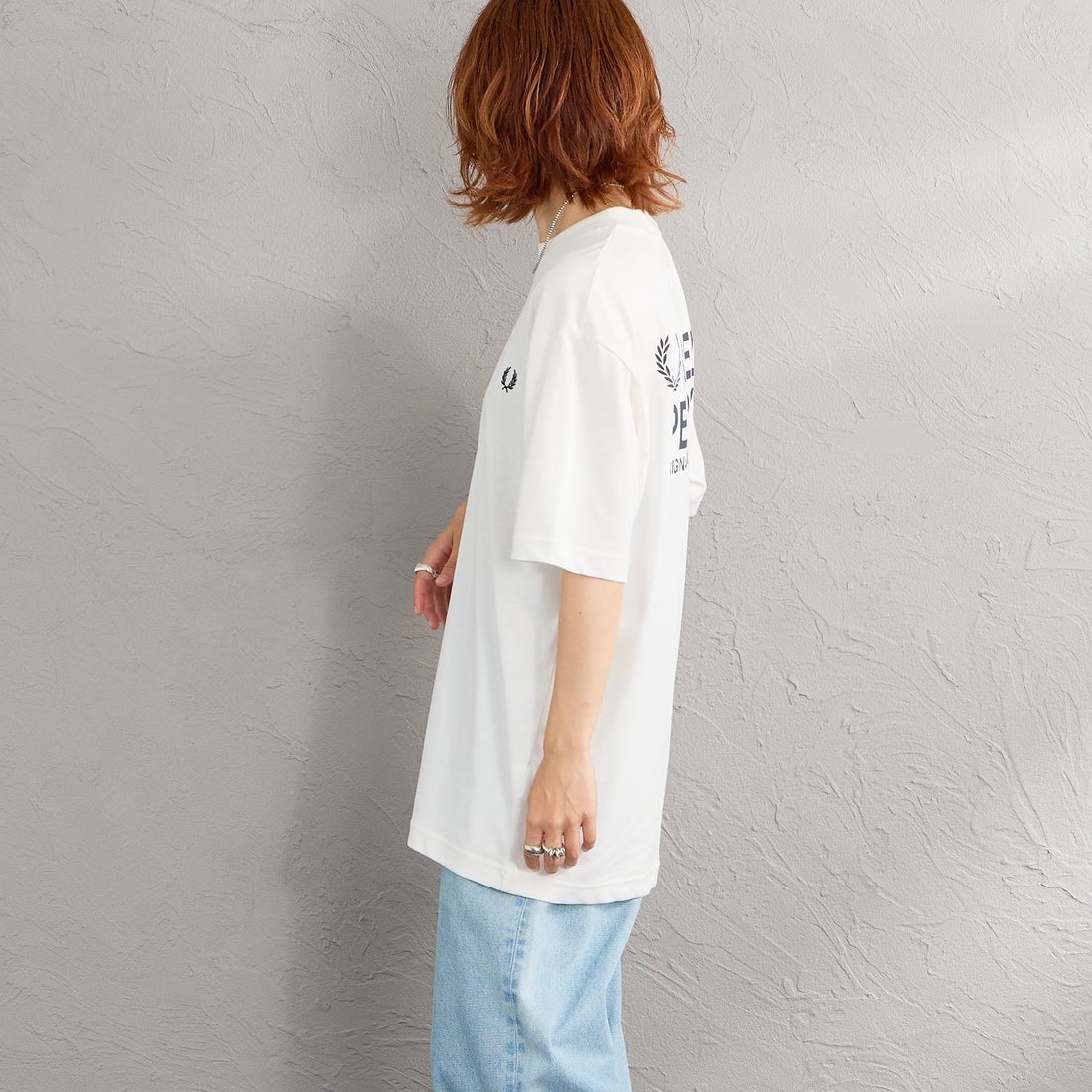 FRED PERRY [フレッドペリー] ブランドロゴバックプリントTシャツ [M2475] 129 SNOW W &&モデル身長：158cm 着用サイズ：S&&