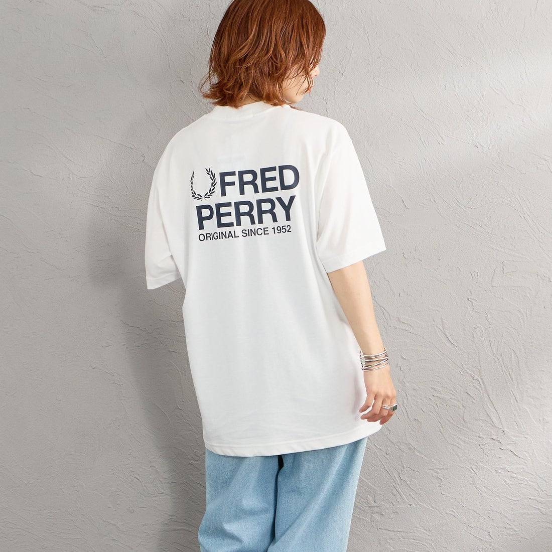 FRED PERRY [フレッドペリー] ブランドロゴバックプリントTシャツ [M2475] 129 SNOW W &&モデル身長：158cm 着用サイズ：S&&
