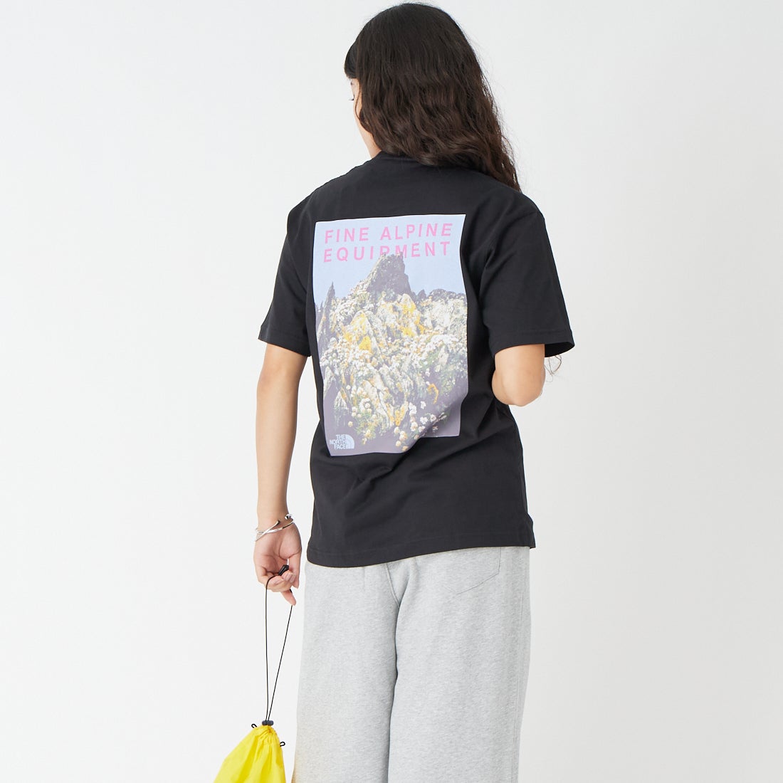 THE NORTH FACE [ザ ノースフェイス] ショートスリーブマウンテンフラワーTシャツ [NT32650] K &&モデル身長：162cm 着用サイズ：S&&
