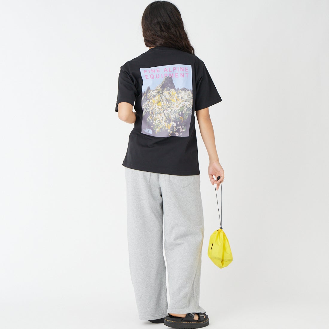 THE NORTH FACE [ザ ノースフェイス] ショートスリーブマウンテンフラワーTシャツ [NT32650] K &&モデル身長：162cm 着用サイズ：S&&