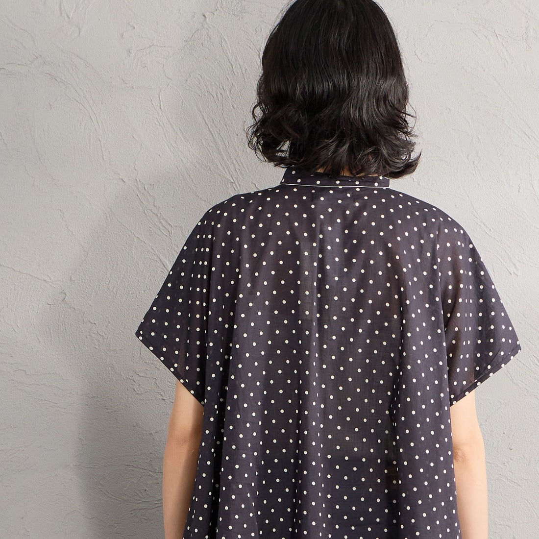 soil [ソイル] 80sコットンボイルドットプリント フレンチスリーブシャツ [NSL26051] 990M BLK &&モデル身長：162cm 着用サイズ：1&&