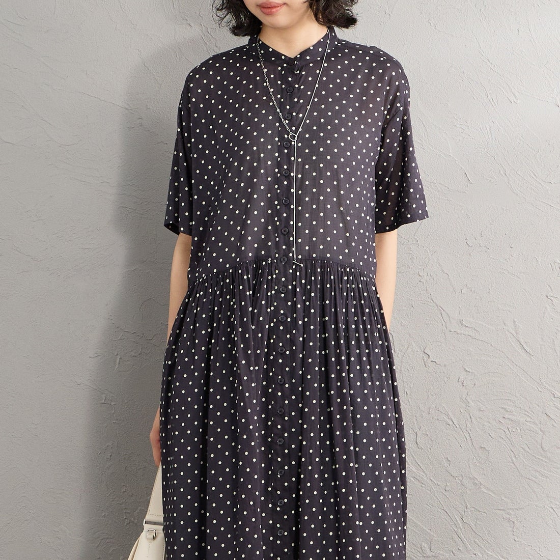 soil [ソイル] 80sコットンボイルドットプリント バンドカラーシャツドレス [NSL26054] 990M BLK &&モデル身長：162cm 着用サイズ：2&&