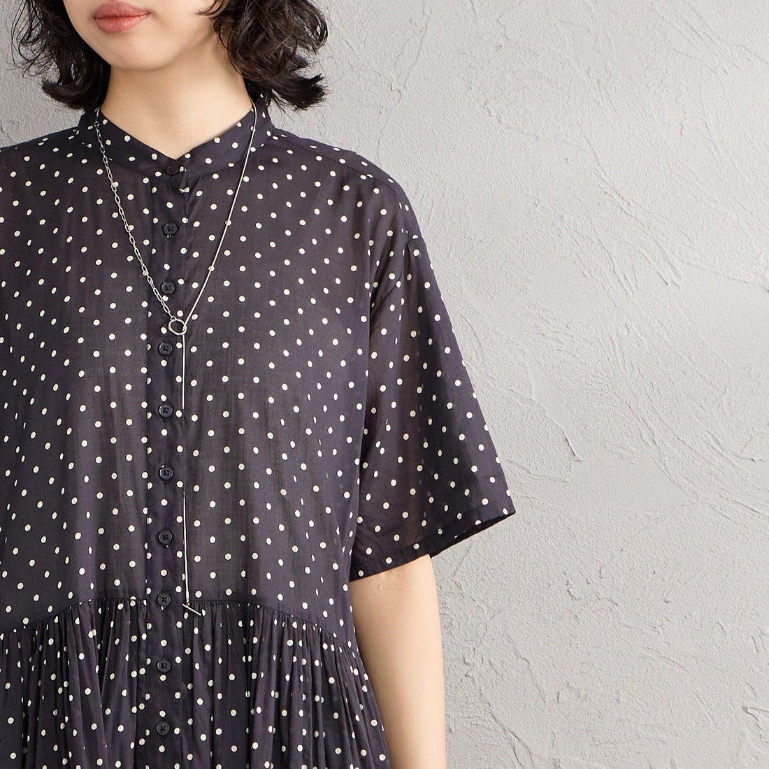 soil [ソイル] 80sコットンボイルドットプリント バンドカラーシャツドレス [NSL26054] 990M BLK &&モデル身長：162cm 着用サイズ：2&&