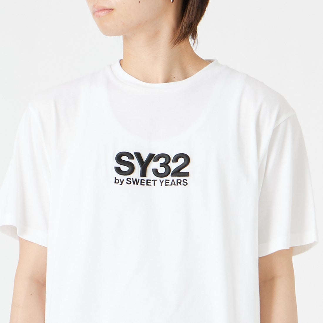SY32 [エスワイサーティトゥ] 3D刺繍ショートスリーブTシャツ [32-26SN1-49] WHITE &&モデル身長：177cm 着用サイズ：M&&