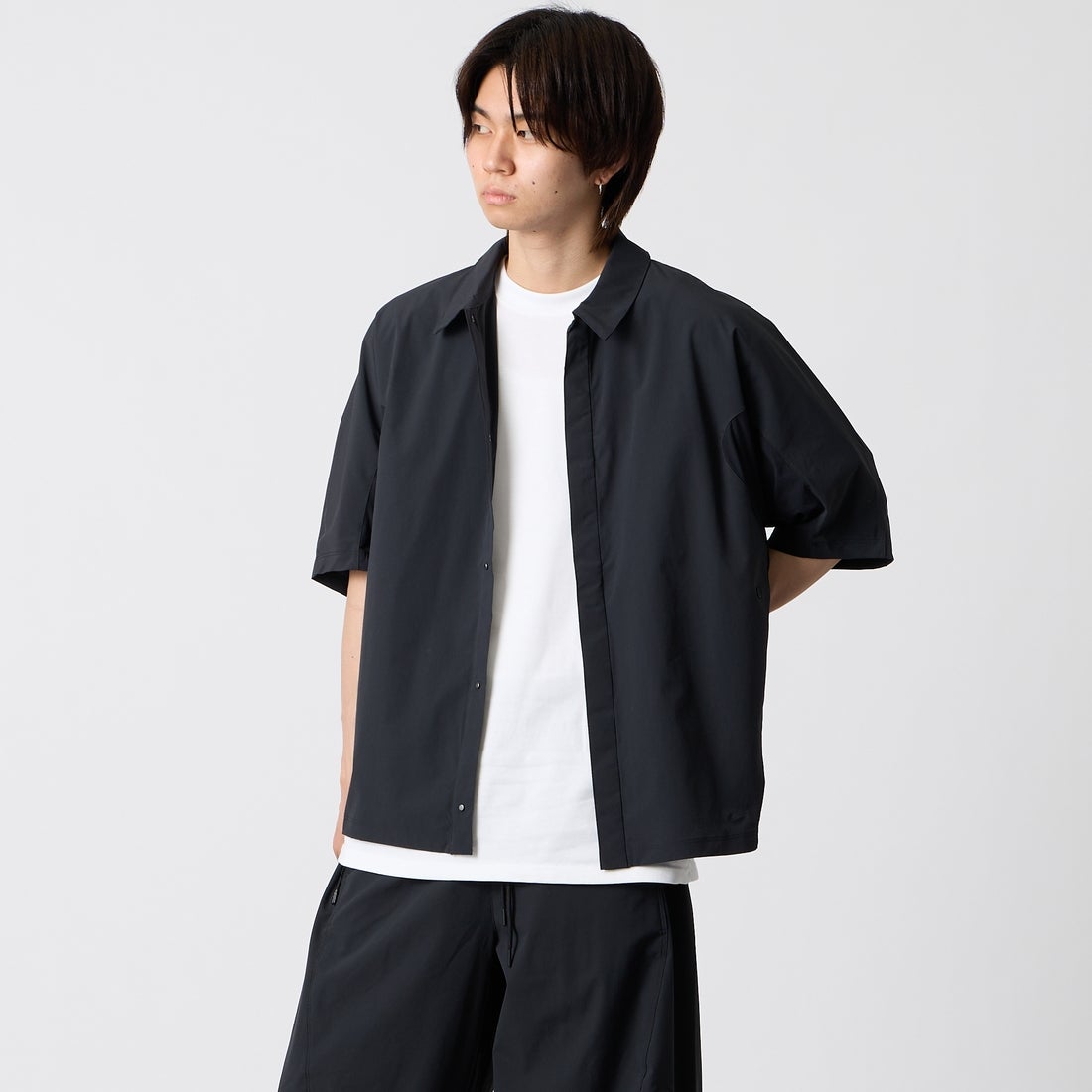 NIKE [ナイキ] テック ヘリオス Dri-FIT ショートスリーブトップ [II2351] 010 BLK/OF &&モデル身長：177cm 着用サイズ：M&&