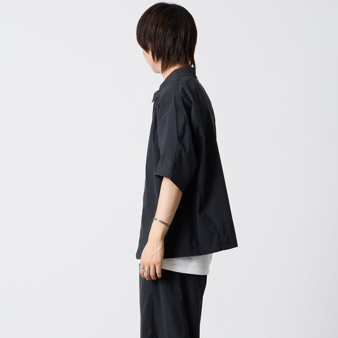 NIKE [ナイキ] テック ヘリオス Dri-FIT ショートスリーブトップ [II2351] 010 BLK/OF &&モデル身長：177cm 着用サイズ：M&&