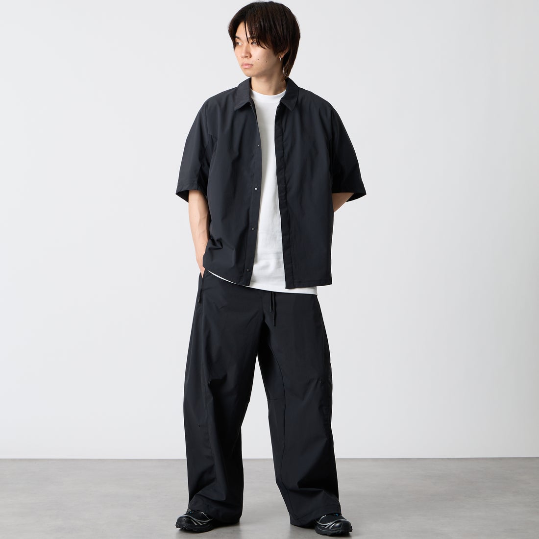 NIKE [ナイキ] テック ヘリオス Dri-FIT ショートスリーブトップ [II2351] 010 BLK/OF &&モデル身長：177cm 着用サイズ：M&&