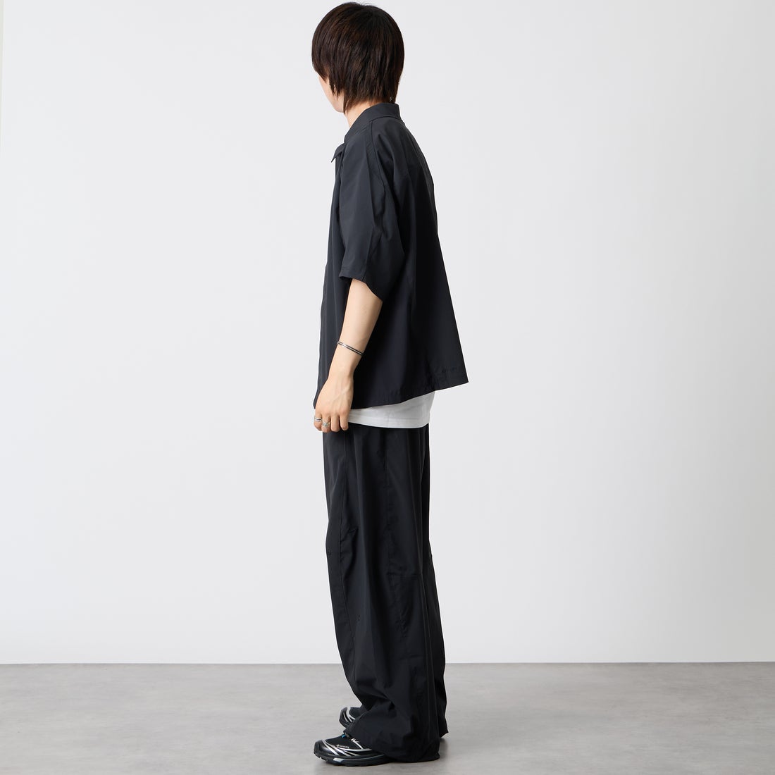 NIKE [ナイキ] テック ヘリオス Dri-FIT ショートスリーブトップ [II2351] 010 BLK/OF &&モデル身長：177cm 着用サイズ：M&&