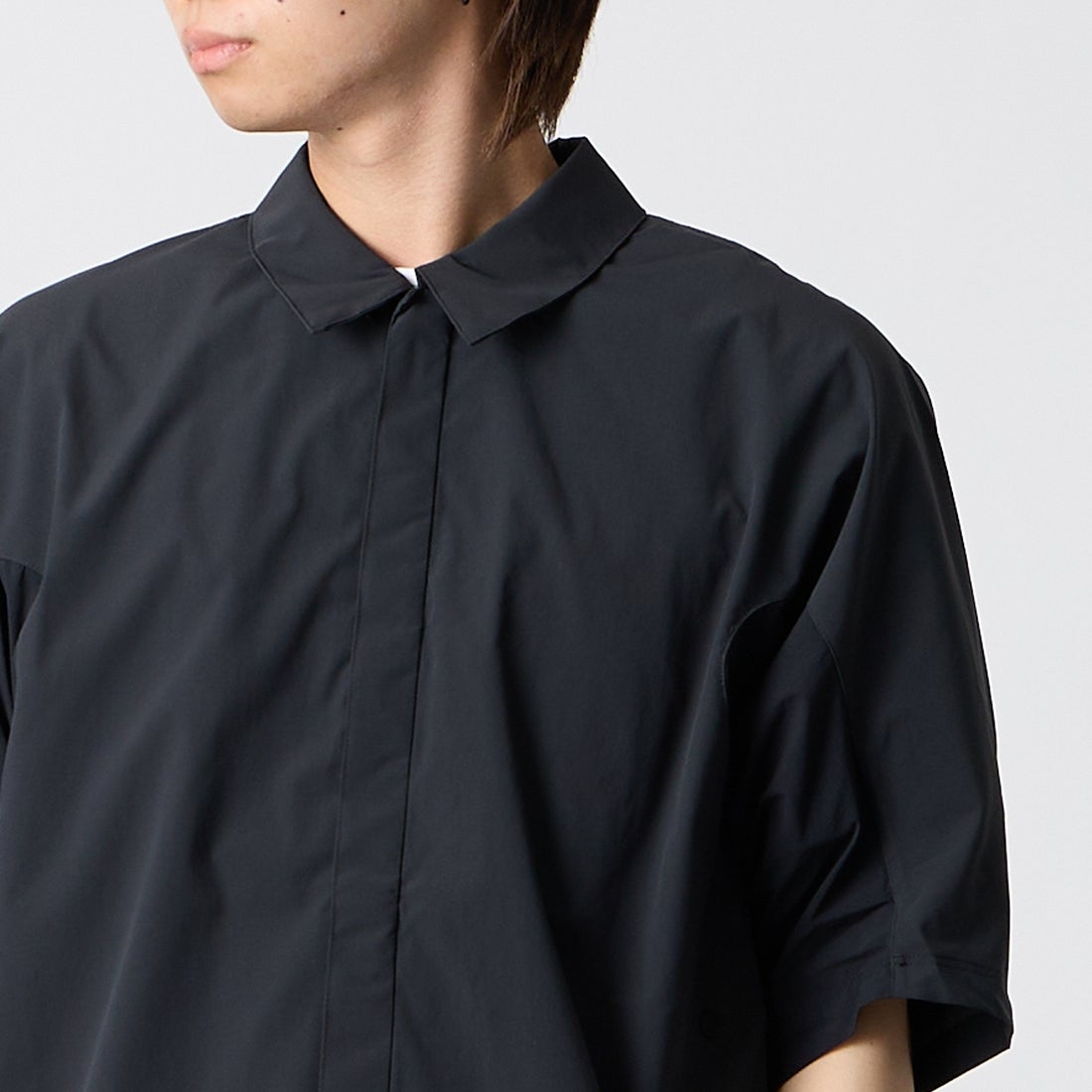 NIKE [ナイキ] テック ヘリオス Dri-FIT ショートスリーブトップ [II2351] 010 BLK/OF &&モデル身長：177cm 着用サイズ：M&&