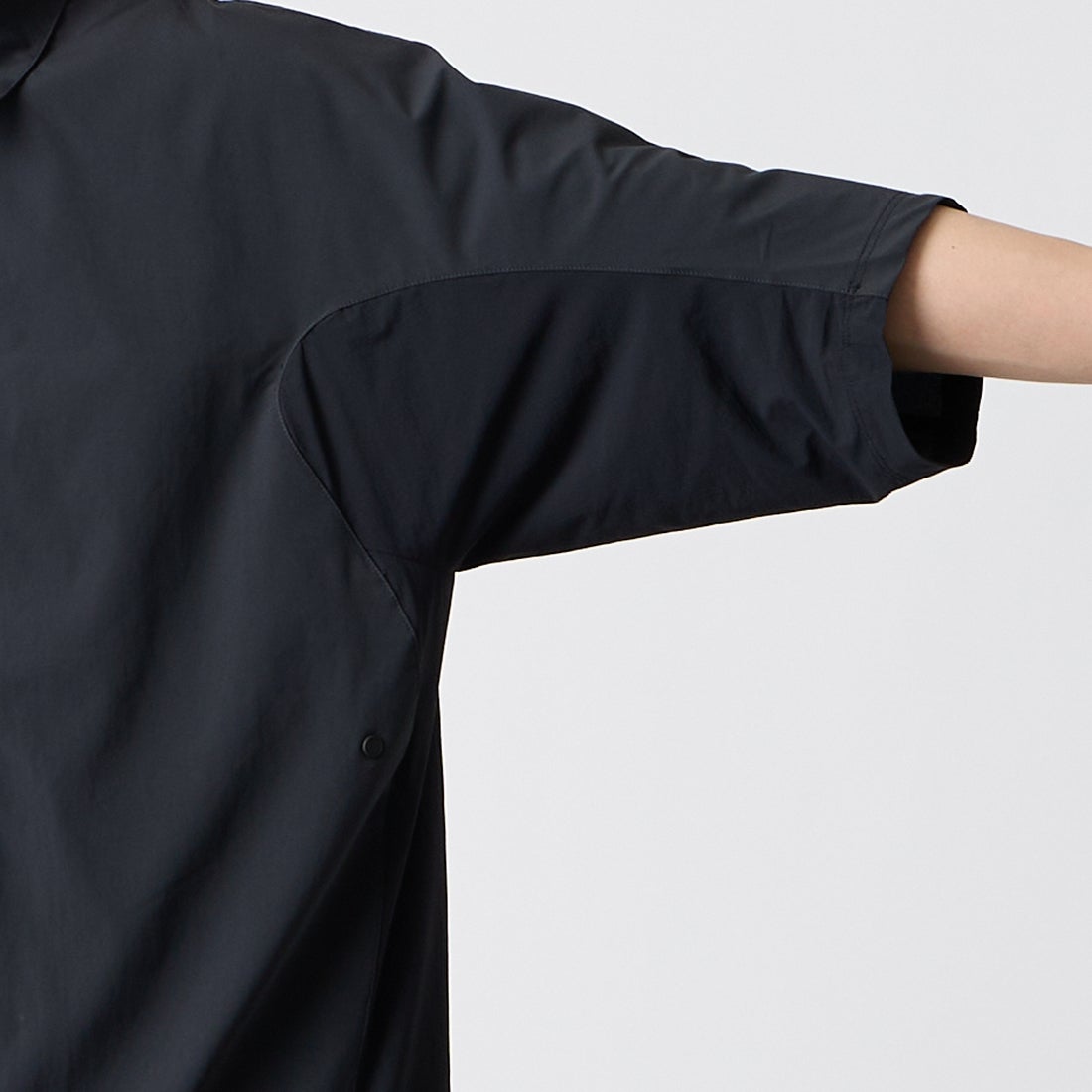 NIKE [ナイキ] テック ヘリオス Dri-FIT ショートスリーブトップ [II2351] 010 BLK/OF &&モデル身長：177cm 着用サイズ：M&&] テック ヘリオス Dri-FIT ショートスリーブトップ [II2351] 010 BLK/OF