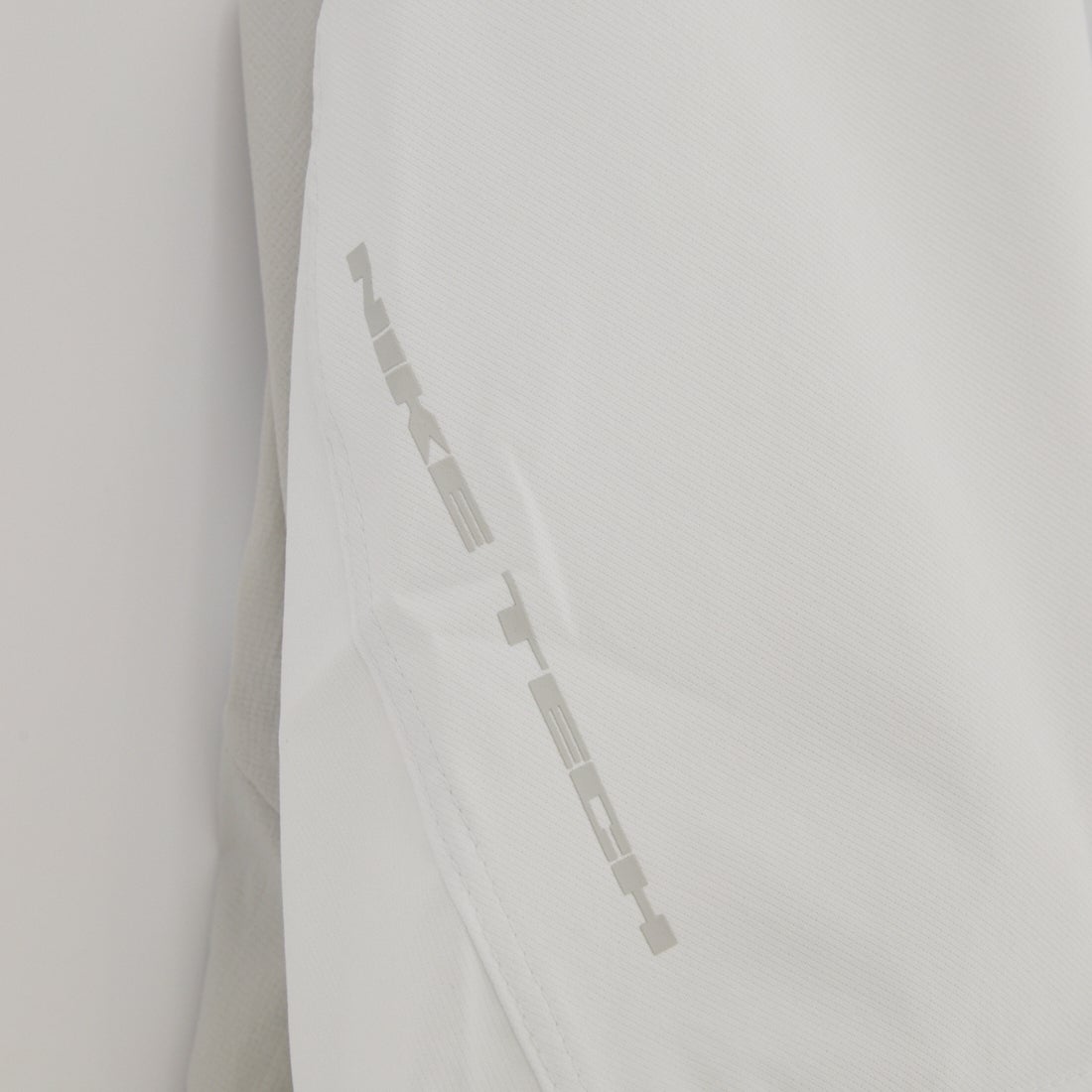 NIKE [ナイキ] テック ヘリオス Dri-FIT ショートスリーブトップ [II2351] 101 OFF/GR