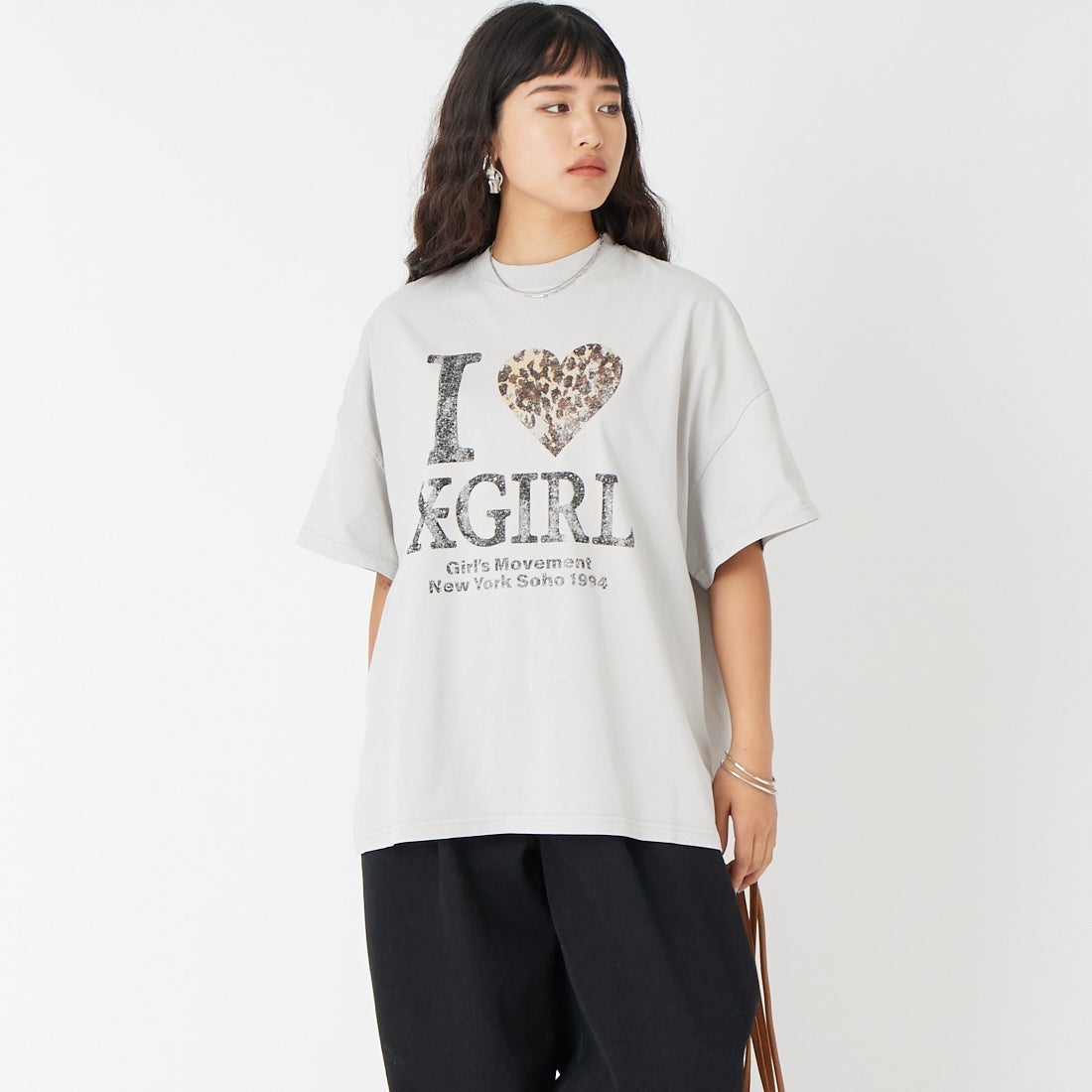 X-girl [エックスガール] I LOVE X-GIRL ビッグTシャツドレス [105262041009] LT GREY &&モデル身長：162cm 着用サイズ：S&&