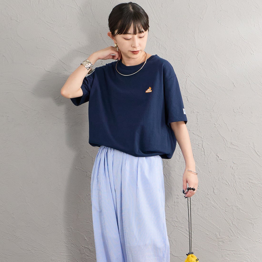 The Endless Summer [エンドレスサマー] 別注 TES CAL ワンポイントロゴ刺繍バックプリントTシャツ [FH-26574503-JF] NAVY &&モデル身長：150cm 着用サイズ：S&&