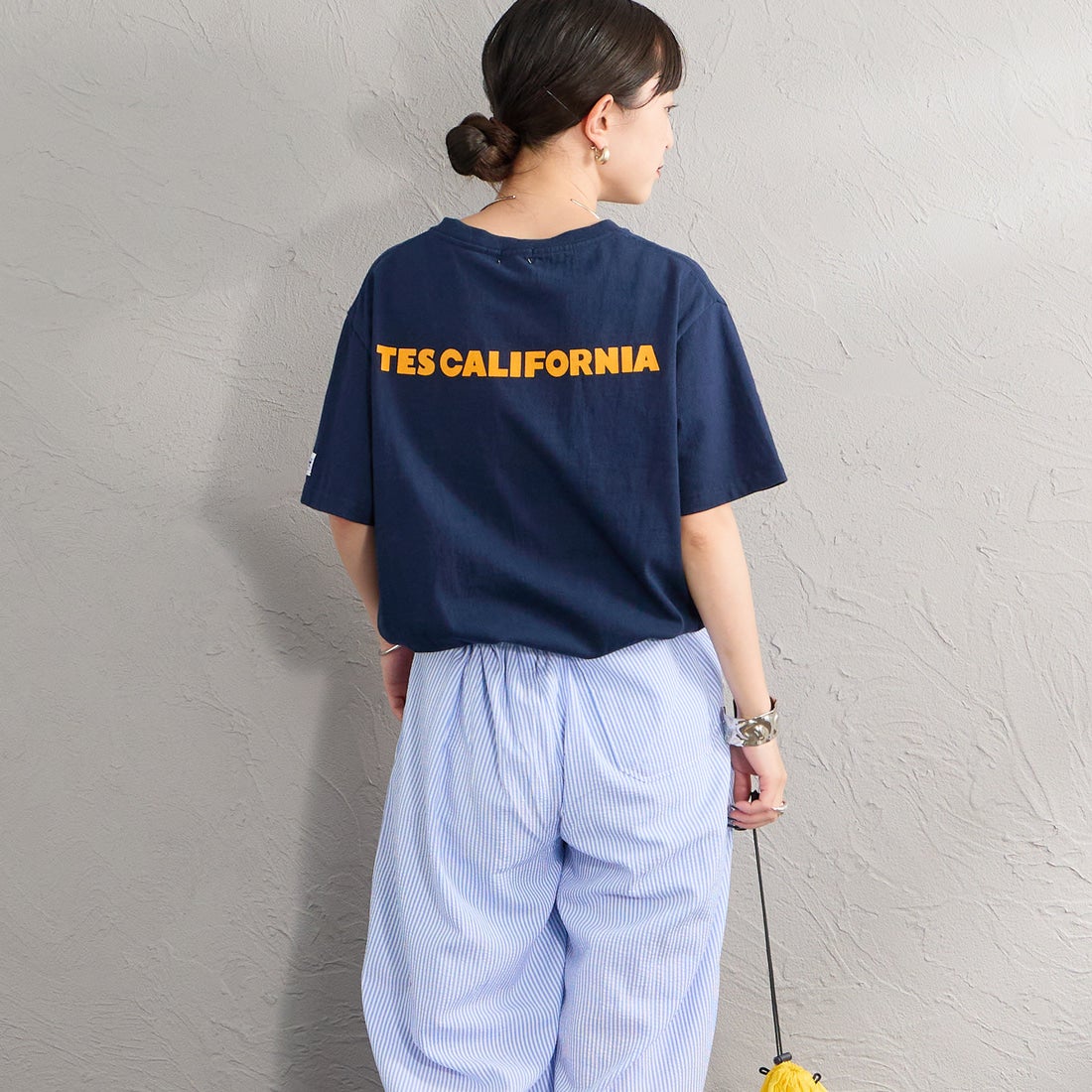 The Endless Summer [エンドレスサマー] 別注 TES CAL ワンポイントロゴ刺繍バックプリントTシャツ [FH-26574503-JF] NAVY &&モデル身長：150cm 着用サイズ：S&&