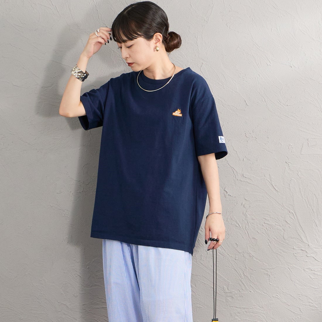 The Endless Summer [エンドレスサマー] 別注 TES CAL ワンポイントロゴ刺繍バックプリントTシャツ [FH-26574503-JF] NAVY &&モデル身長：150cm 着用サイズ：S&&
